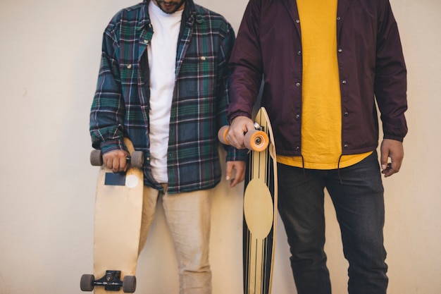 Free photo medium shot of men holding skateboards