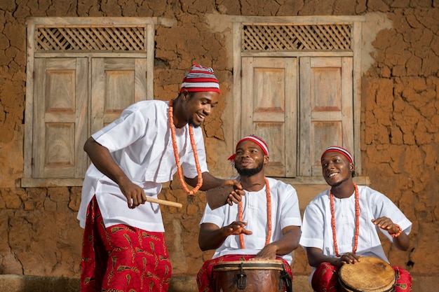 Free Photo medium shot men playing music