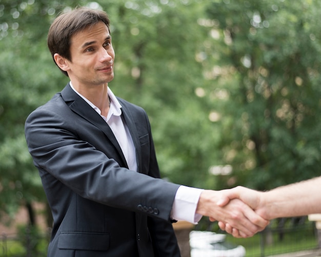 Free photo medium shot of men shaking hands