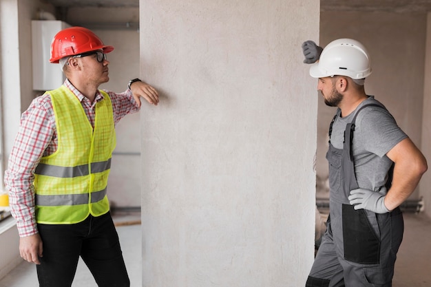 Free photo medium shot men talking at work