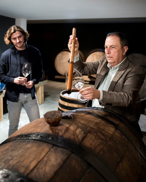 Free photo medium shot men in wine cellar