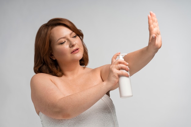 Free photo medium shot model holding product bottle