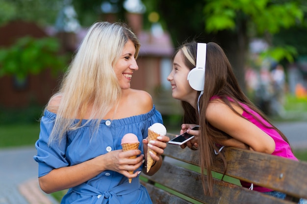 Free photo medium shot of mom and daughter with ice cream