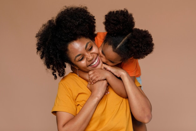 Free photo medium shot mother and girl posing in studio