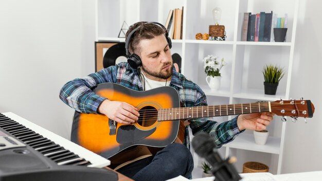 Medium shot musician playing the guitar