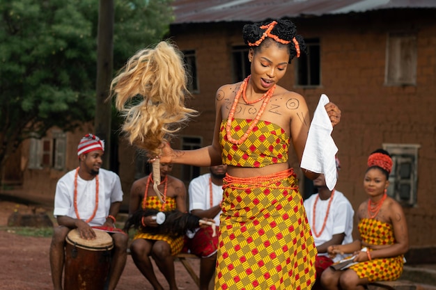 Free photo medium shot nigerian dancers outdoors