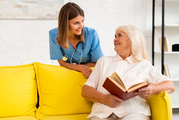 Medium shot nurse talking to old woman