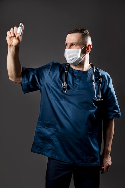 Free photo medium shot nurse wearing face mask