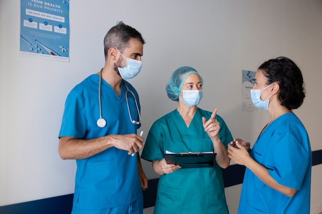 Medium shot nurses chatting at work