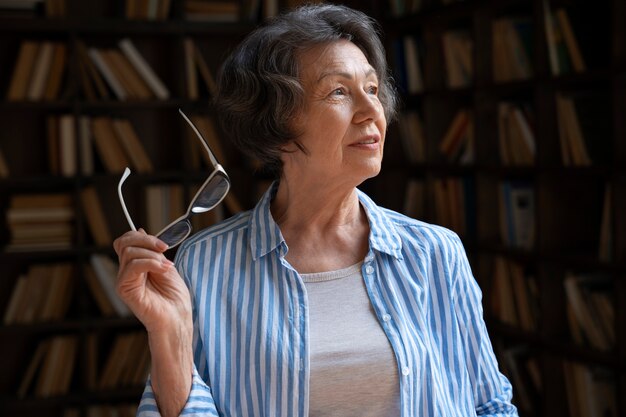 Medium shot old woman in library