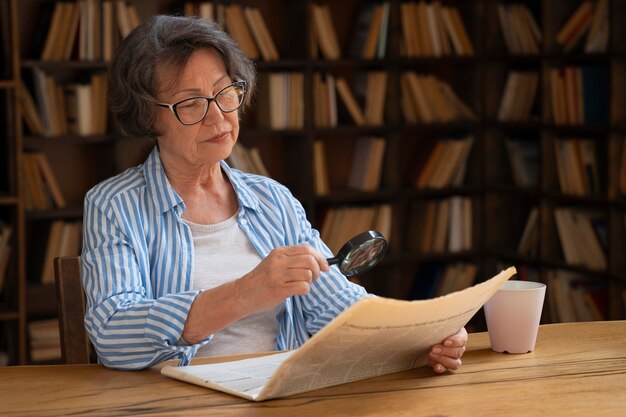 Medium shot old woman in library