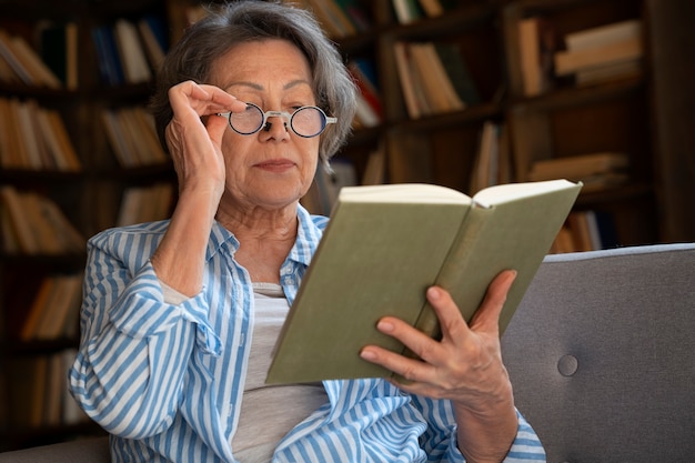 Free Photo medium shot old woman in library