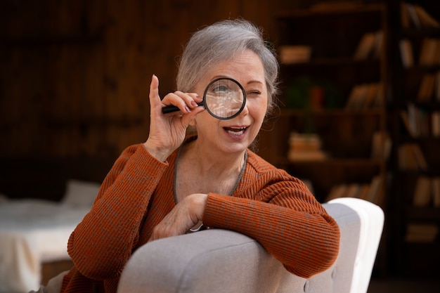 Medium shot old woman in library