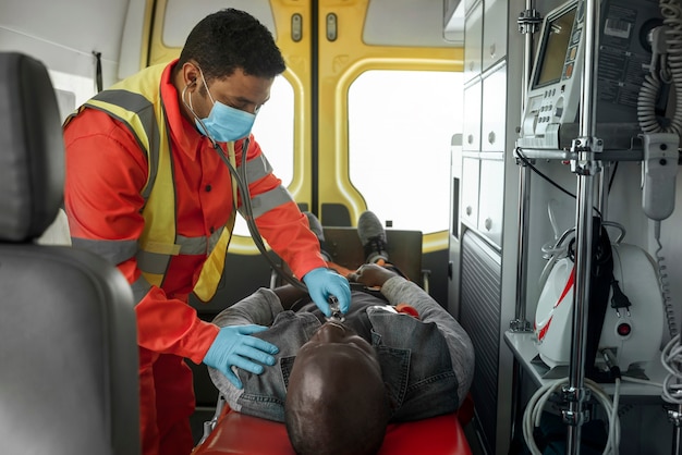 Free photo medium shot paramedic checking victim