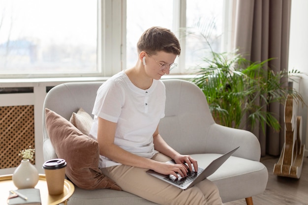 Free Photo medium shot parent working on couch