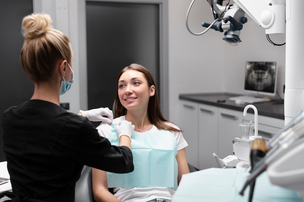 Free photo medium shot patient at dentist