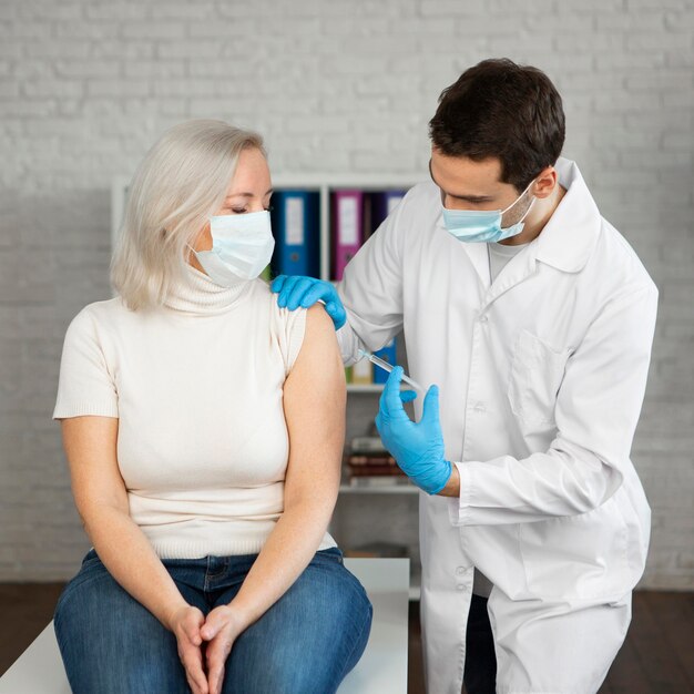 Medium shot patient getting an injection