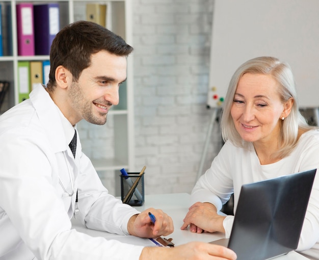 Free Photo medium shot patient looking at radiography