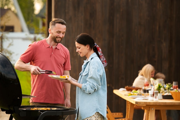 Free photo medium shot people cooking together