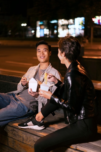 Free photo medium shot people eating together