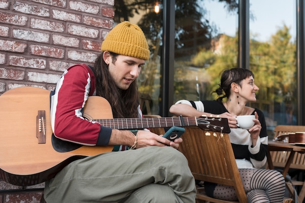 Free photo medium shot people making music