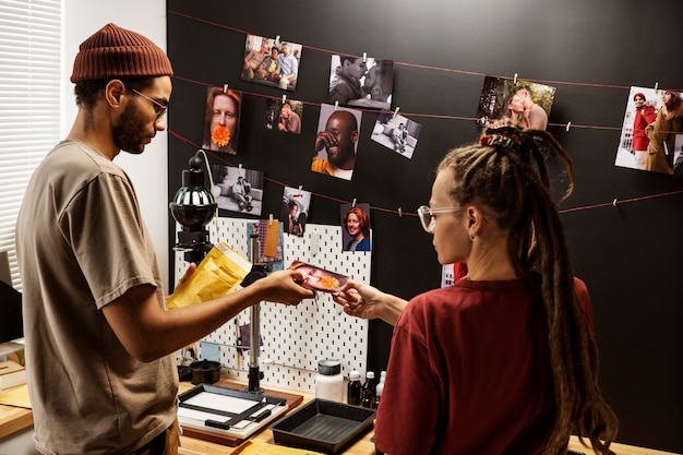 Free photo medium shot people working in darkroom