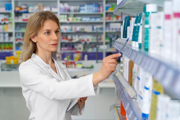 Free photo medium shot  pharmacist working