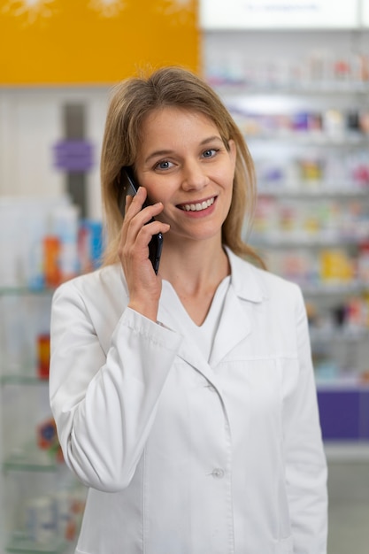 Free photo medium shot  pharmacist working