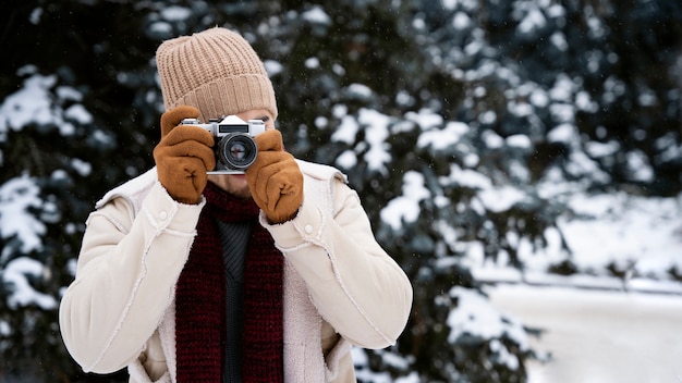 Free photo medium shot photographer taking photos