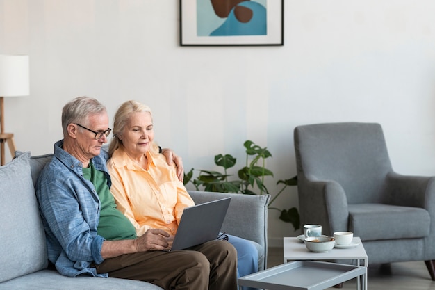 Free photo medium shot retired couple with laptop