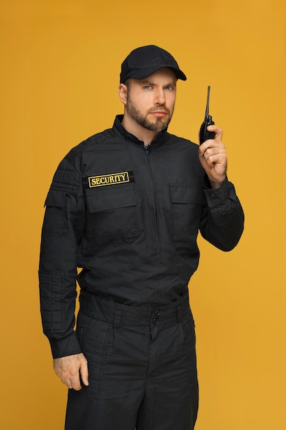 Free photo medium shot security officer posing in studio