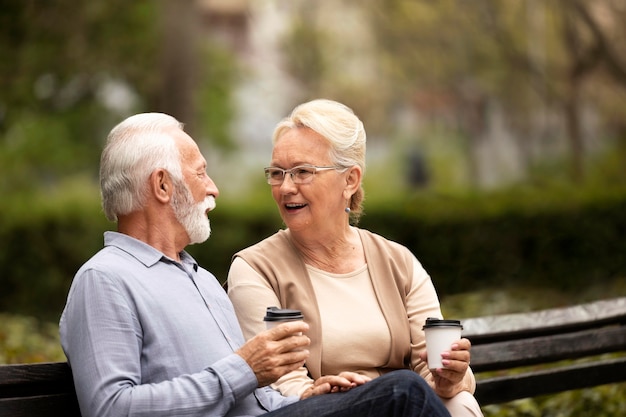 Free photo medium shot senior couple on bench