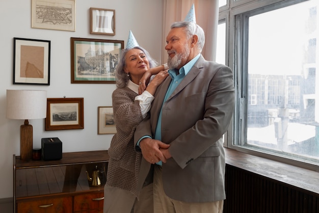 Free Photo medium shot senior couple celebrating birthday