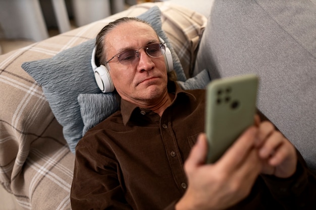 Free photo medium shot senior man with headphones