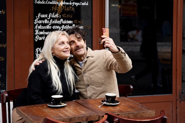 Free photo medium shot senior people taking selfie