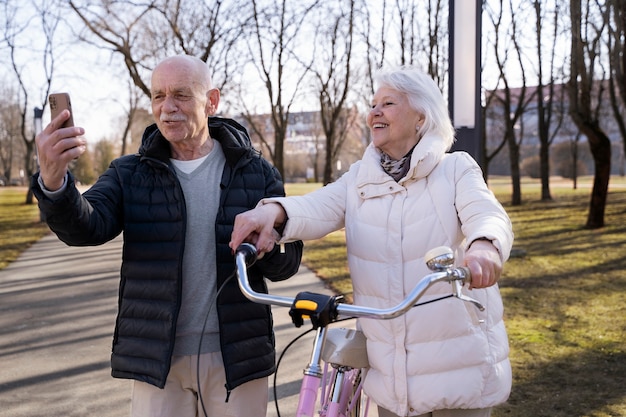 Free photo medium shot senior people with bicycles