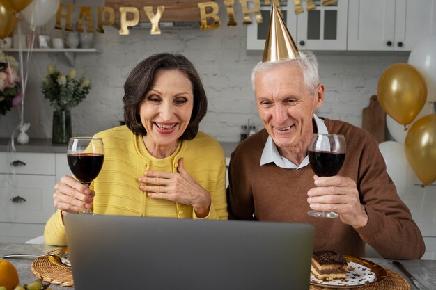 Medium shot seniors with wine glasses