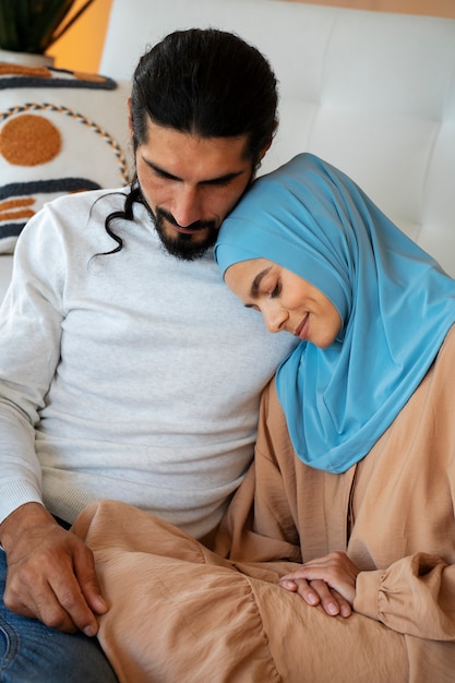 Free photo medium shot smiley couple sitting together