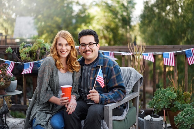 Free photo medium shot smiley couple with american flag