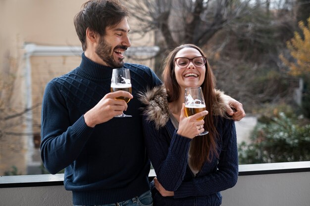 Medium shot smiley couple with drinks