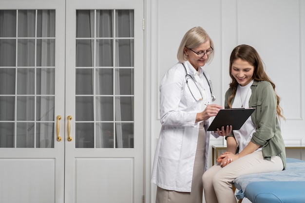 Medium shot smiley doctor and patient chatting