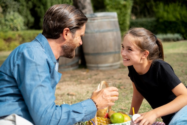 Free photo medium shot smiley father and girl