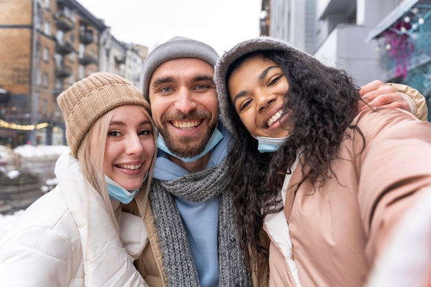 Free Photo medium shot smiley friends taking selfie