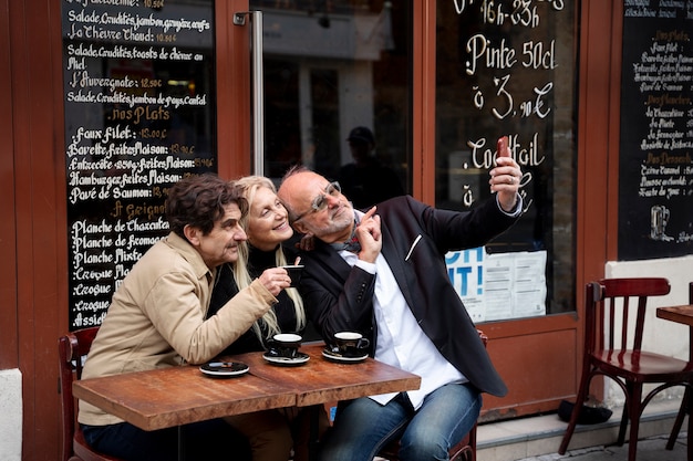 Free photo medium shot smiley friends taking selfie