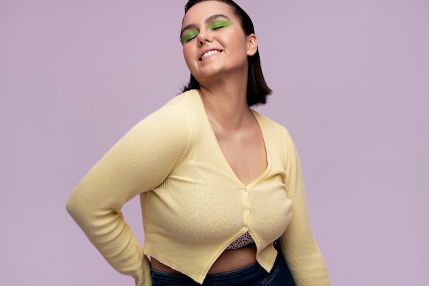 Free photo medium shot smiley girl posing in studio