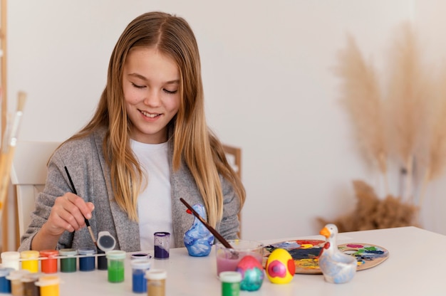 Free photo medium shot smiley girl with paint