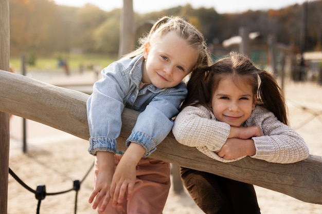 Free photo medium shot smiley girls outdoors