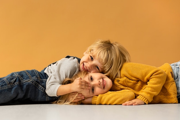 Free photo medium shot smiley kids posing indoors