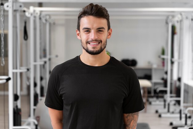 Medium shot smiley man at gym