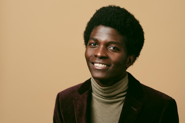 Free photo medium shot smiley man posing in studio